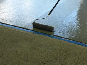 使用贝尔佐纳 5231（打底涂层）和贝尔佐纳 5233 灰色（表面涂层）进行户外地面保护